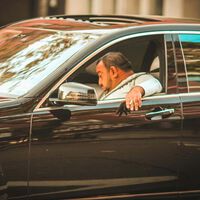 Dejar el coche al ralentí te puede costar una multa de 100 euros: el artículo de la DGT que sanciona esta costumbre en España