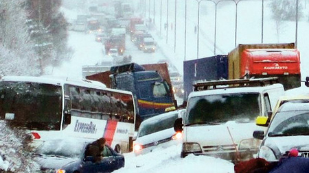 Montonera de más de 200 coches en Helsinki debido al mal tiempo