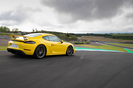 Probamos el Porsche 718 Cayman GT4: 420 CV en un deportivo puro que te hace trabajar e involucrarte para disfrutar