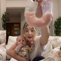 El vídeo viral de una madre que muestra que su leche se ha vuelto de color rosa, ¿por qué sucede? 