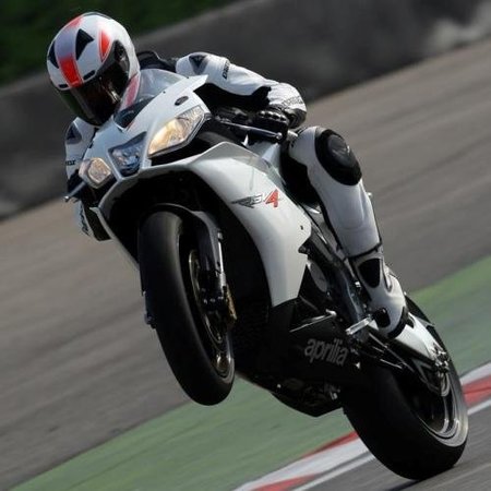 Aprilia RSV4 R Blanca en Acción