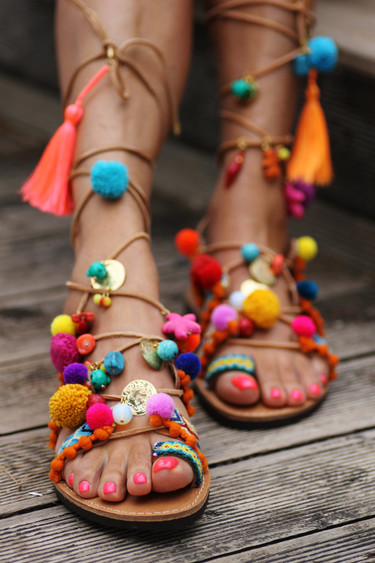 Clonados y pillados: las sandalias gladiadoras con pompones multicolores ¡por mucho menos!  