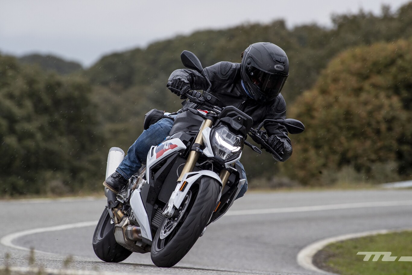 Probamos la BMW S 1000 R: la apuesta alemana es una maxinaked conservadora con 165 CV, más tecnología y algo menos de personalidad
