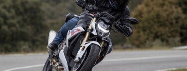 Probamos la BMW S 1000 R: la apuesta alemana es una maxinaked conservadora con 165 CV, más tecnología y algo menos de personalidad