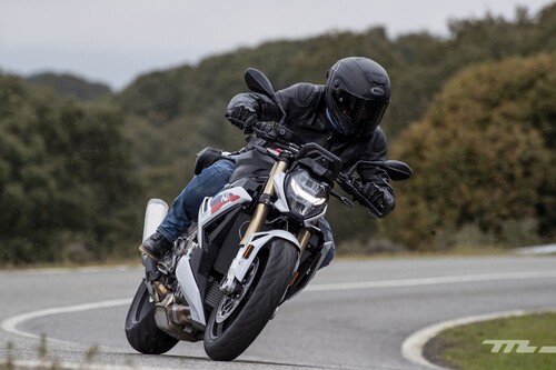 Probamos la BMW S 1000 R: la apuesta alemana es una maxinaked conservadora con 165 CV, más tecnología y algo menos de personalidad