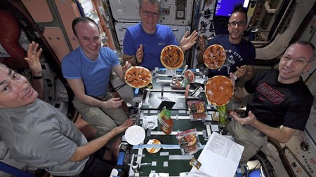 Esta fue la primera persona que ha logró comer pizza en el espacio