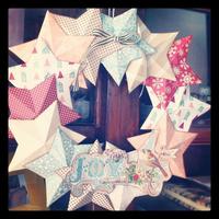 Manualidades de Navidad con niños: haz tú mismo una corona de estrellas