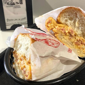 Un charcutero catalán en Tenerife convirtió las sobras de embutido en una tortilla hace 70 años: hoy es el bocadillo de tortilla más icónico de la isla y el más vendido de España en Glovo 