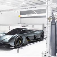 El Aston Martin Valkyrie quiere romper las leyes físicas con 1.145 CV y una relación peso-potencia menor a 1:1 