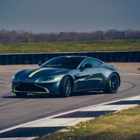 Aston Martin Vantage AMR da pie para salvar a los coches manuales