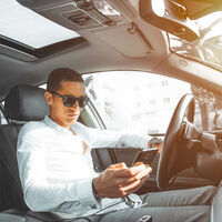 La DGT se pone seria con Google Maps y Waze y plantea "impedir, dificultar o limitar" su uso con los controles policiales