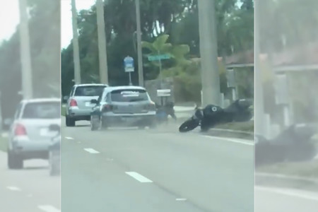 Arrestado por tirar deliberadamente a un motorista en una maniobra que pone los pelos de punta