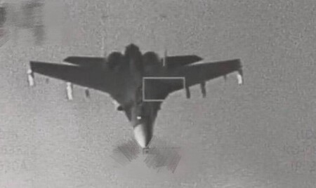 Caça chinês J-16 fotografado durante exercícios militares do Exército de Libertação Popular da China, enquanto era monitorado por um caça F-16V taiwanês