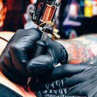 Trabajar siete días a la semana en esta startup de IA no era suficiente compromiso, también pedían un tatuaje obligatorio 