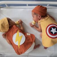 Los recién nacidos de la UCI del Hospital Clínic de Barcelona se disfrazan de superhéroes en Carnaval