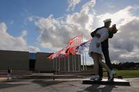 La escultura del beso reaviva un viejo malestar en Normandía