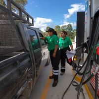 La gasolina Magna no subirá de 24 pesos en México: Claudia Sheinbaum renovará acuerdo histórico en agosto 
