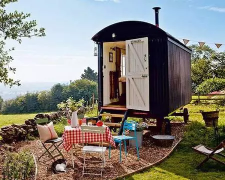 Añade un toque bohemio chic a tu jardín con un vagón estilo 'gipsy'