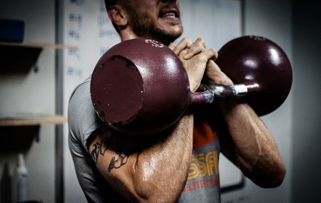 Comenzar a entrenar con kettlebells: todo lo que tienes que saber y cinco ejercicios para principiantes