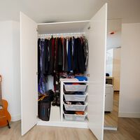 Adiós al caos en el ropero: este es el organizador de tres piezas que necesitamos para el cambio de armario