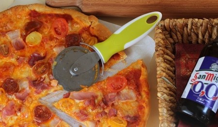 Una pizza casera para aprovechar los embutidos sobrantes