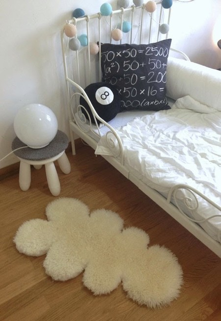 Convierte la alfombra de piel de oveja de Ikea en una alfombra nube para la habitación de tu peque