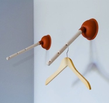 Una buena idea: un desatascador para colgar perchas