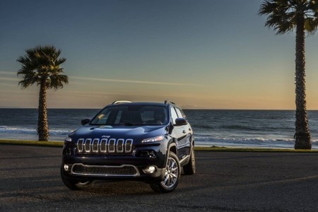 Jeep Cherokee en la playa