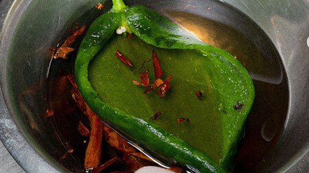 El secreto del chef para reducir el picor del chile poblano y preparar Chiles en Nogada como un experto