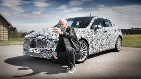 Dieter Zetsche, CEO de Mercedes, se toma una selfie junto al nuevo Clase A