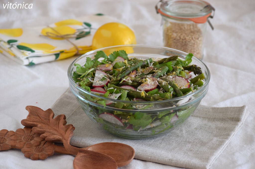 Ensalada templada de espárragos verdes y cilantro: receta saludable y ligera