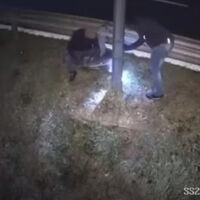 El "héroe" de la radial. Va serrando radares, los ciudadanos le aplauden y hasta la policía empatiza con él 