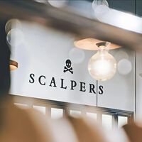 Scalpers tiene el polo de manga larga que nos va a sacar de más de un apuro y está a mitad de precio