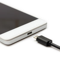 Un bebé sufre terribles quemaduras en los labios al meterse en la boca el cable de un cargador móvil enchufado a la corriente