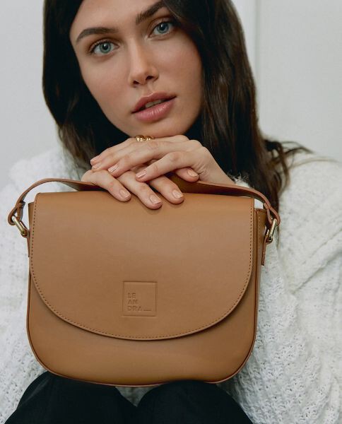 Bandolera de mujer de piel color malva