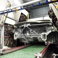 Ford Almussafes limpia sus coches con plumero antes de pintarlos