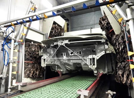 Ford Almussafes limpia sus coches con plumero antes de pintarlos