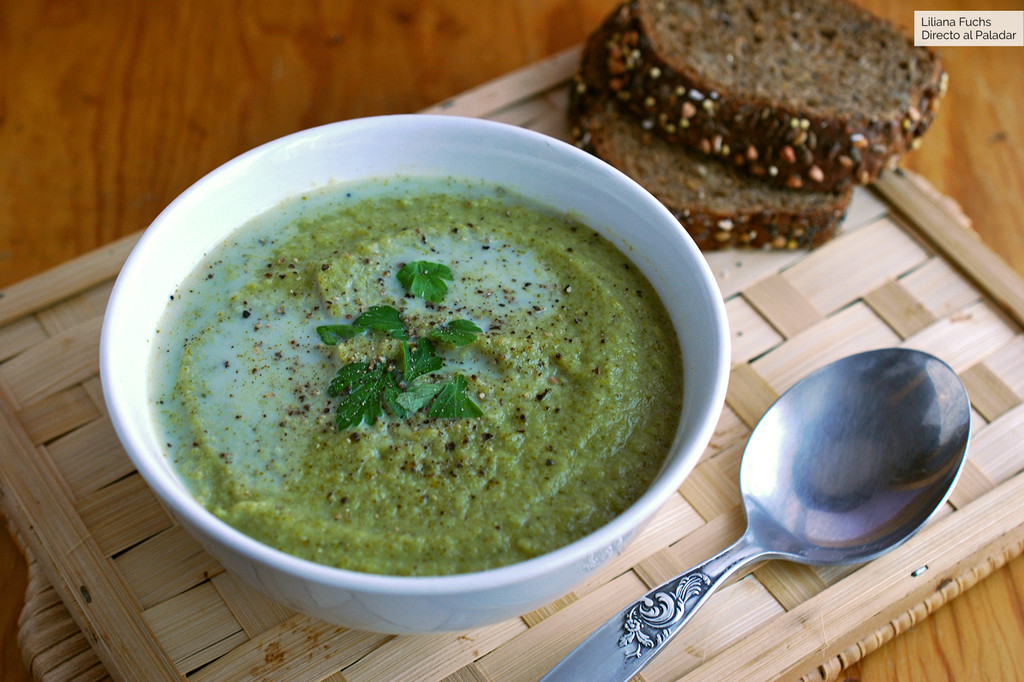 Crema de brócoli y calabacín con leche de almendras: receta saludable vegana