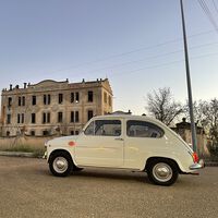 "Íbamos seis niños y un adulto conduciendo". Un ingeniero de Montijo restauró el Seat 600 que su familia compró en 1971 y ahora pasa la ITV con más de 130.000 kilómetros