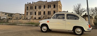 "Íbamos seis niños y un adulto conduciendo". Un ingeniero de Montijo restauró el Seat 600 que su familia compró en 1971 y ahora pasa la ITV con más de 130.000 kilómetros