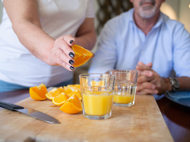 Tomar Jugo De Naranja