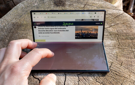 El Modo Flex funcionando como en un portátil: abajo, touchpad; arriba, pantalla