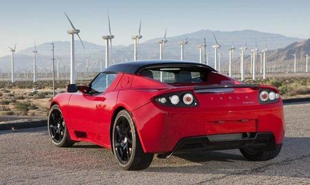 Tesla Roadster con aerogeneradores de fondo