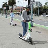 Confirmado: la DGT obliga a que a partir del 2 de enero los patinetes vayan con 'matrícula' y seguro. Y si no, multa