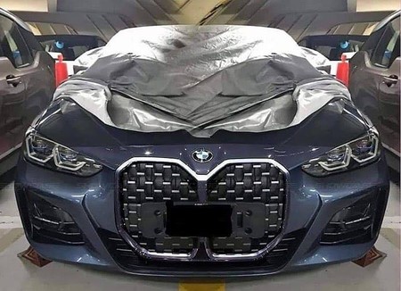 El BMW Serie 4 Coupé filtrado presume de riñones falsos (y enormes) en una imagen con el frontal descubierto