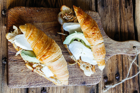 Cuernitos rellenos de pollo. Receta fácil para el desayuno