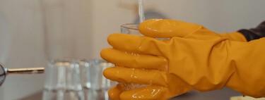 Adiós al olor a humedad en los guantes: el truco sencillo que sí funciona, según un experto en limpieza
 