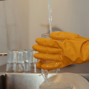 Elimina el olor a humedad de tus guantes de cocina con este truco: ácido bórico y adiós bacterias