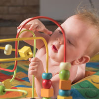 Motricidad fina en el bebé: cómo se desarrolla y qué ejercicios podemos hacer para estimularla