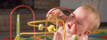 Motricidad fina en el bebé: cómo se desarrolla y qué ejercicios podemos hacer para estimularla